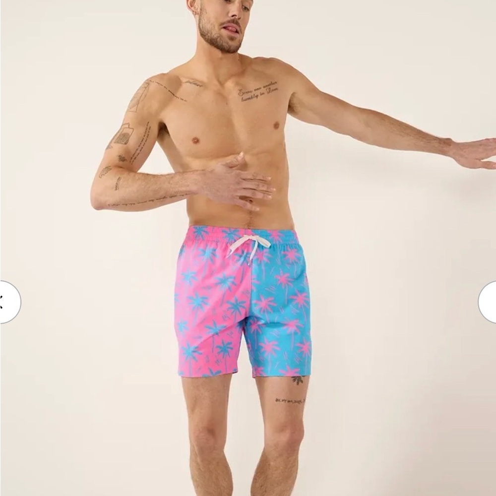 Chubbies Men's Two-Tone Pink & Blue Palm Swim shorts